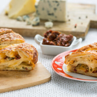 Päikesekuivatatud tomati ja hallitusjuustuga kringel