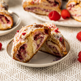 Kohupiima, vaarikate ja kookosega kringel